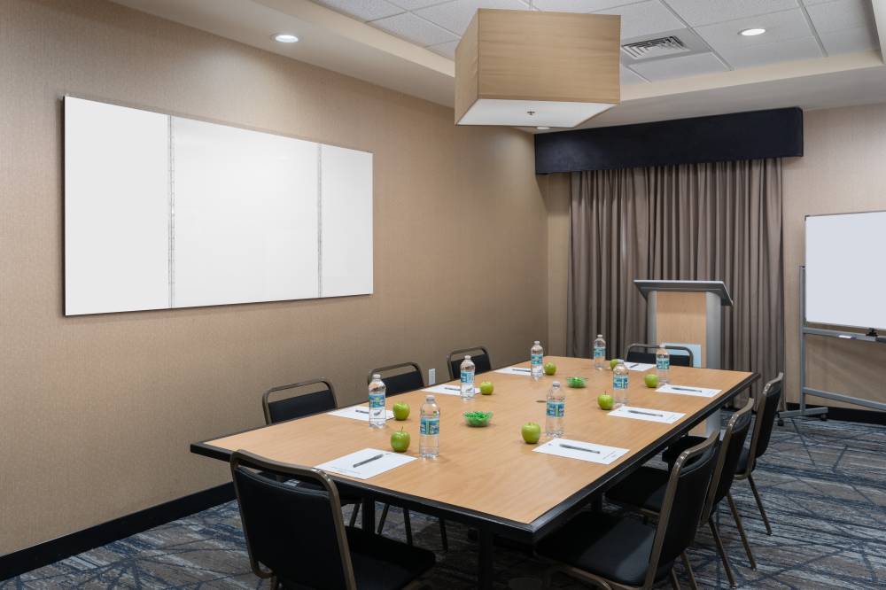 Holiday Inn Exp Airport Blue Lagoon Area 6