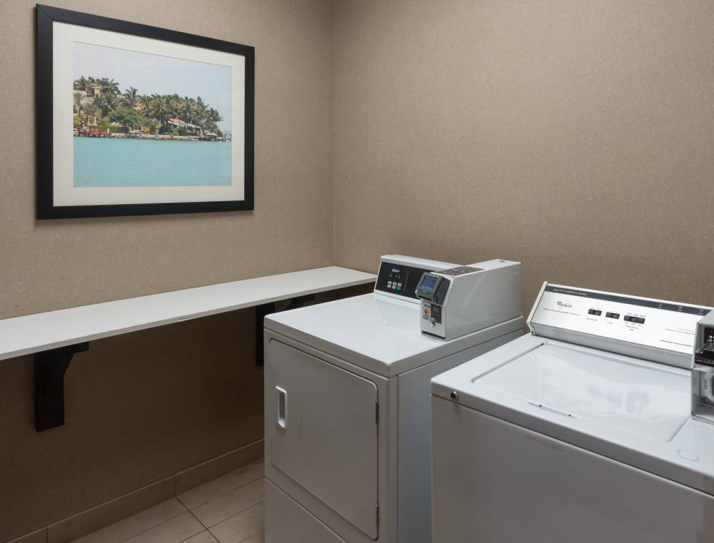 Holiday Inn Exp Airport Blue Lagoon Area 7