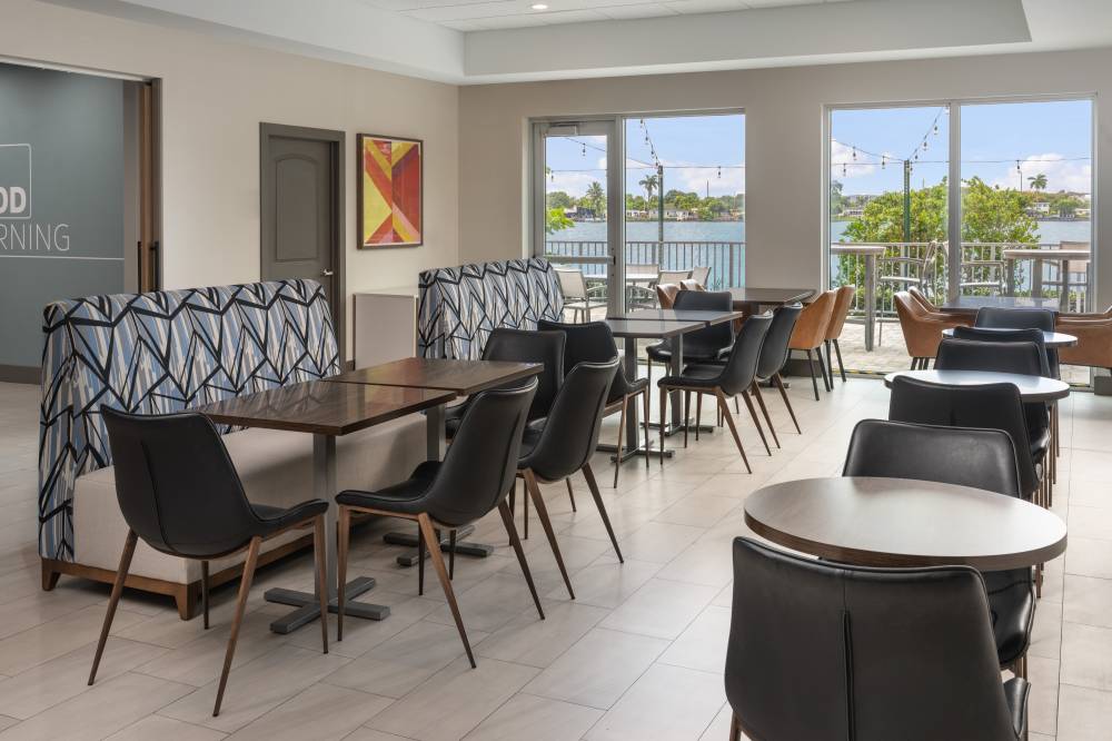 Holiday Inn Exp Airport Blue Lagoon Area 10