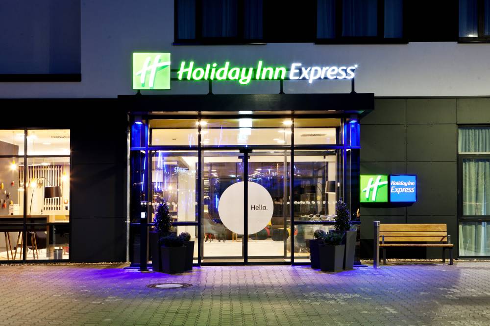 Holiday Inn Exp Airport By Ihg 3