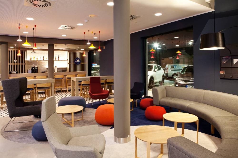 Holiday Inn Exp Airport By Ihg 10