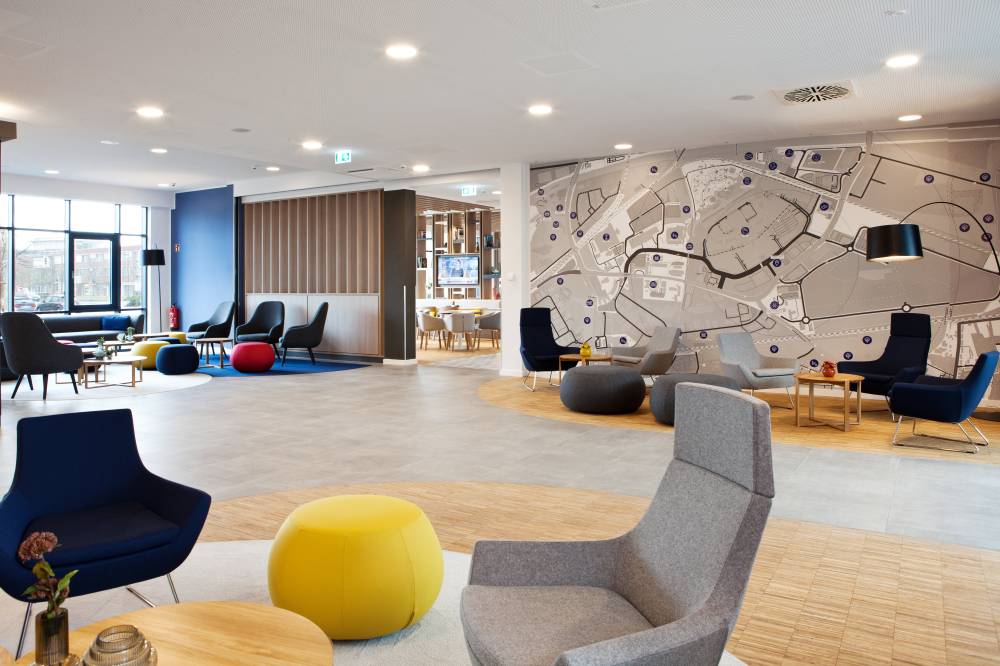 Holiday Inn Exp Airport By Ihg 7
