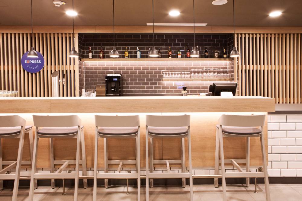 Holiday Inn Exp Airport By Ihg 8