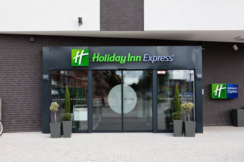 Holiday Inn Exp Airport By Ihg 2
