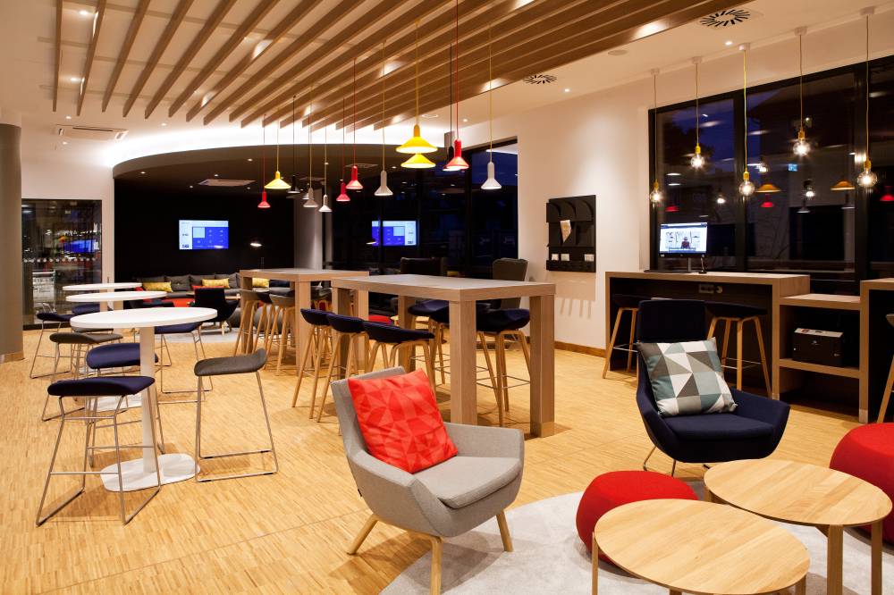 Holiday Inn Exp Airport By Ihg 9