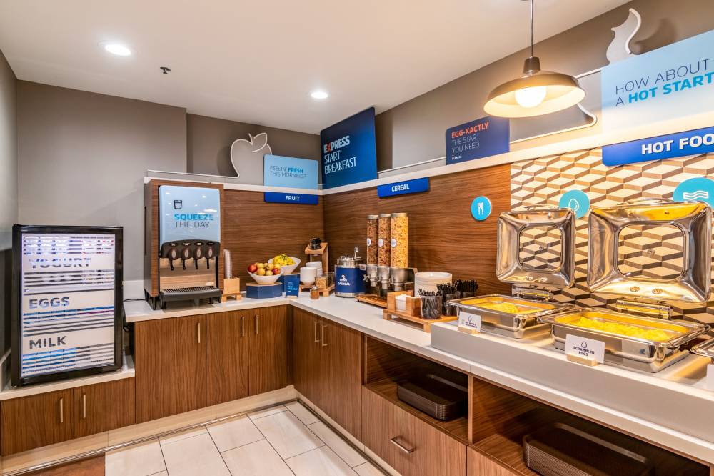 Holiday Inn Exp Camarillo 8