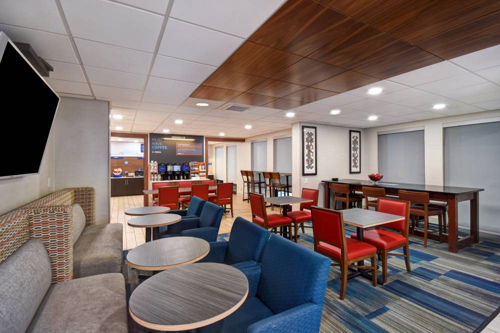 Holiday Inn Exp Dorney Park 8