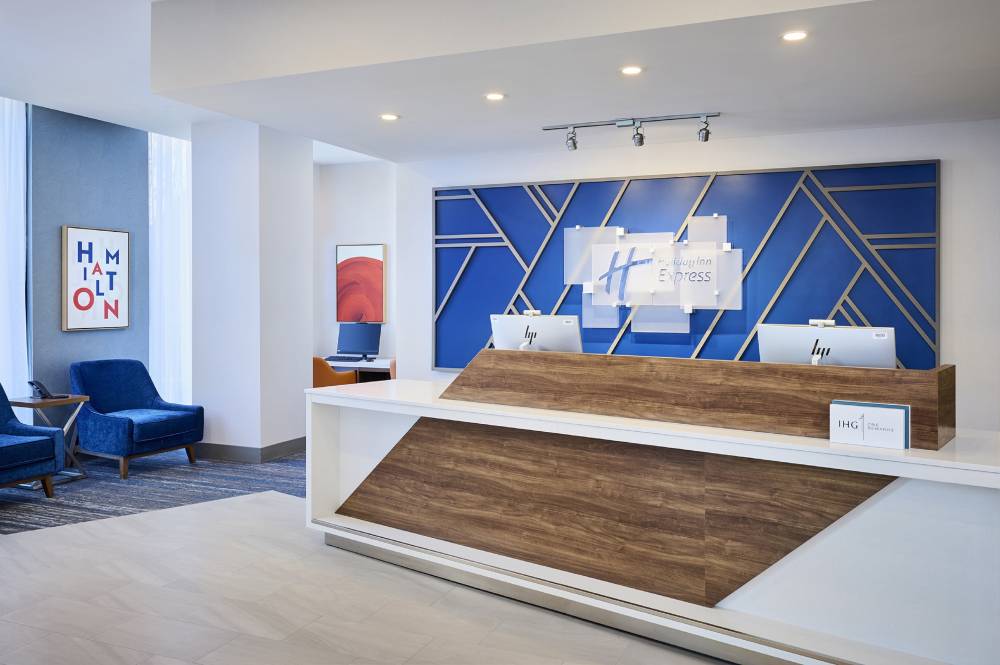 Holiday Inn Exp Hamilton Upper James By  3