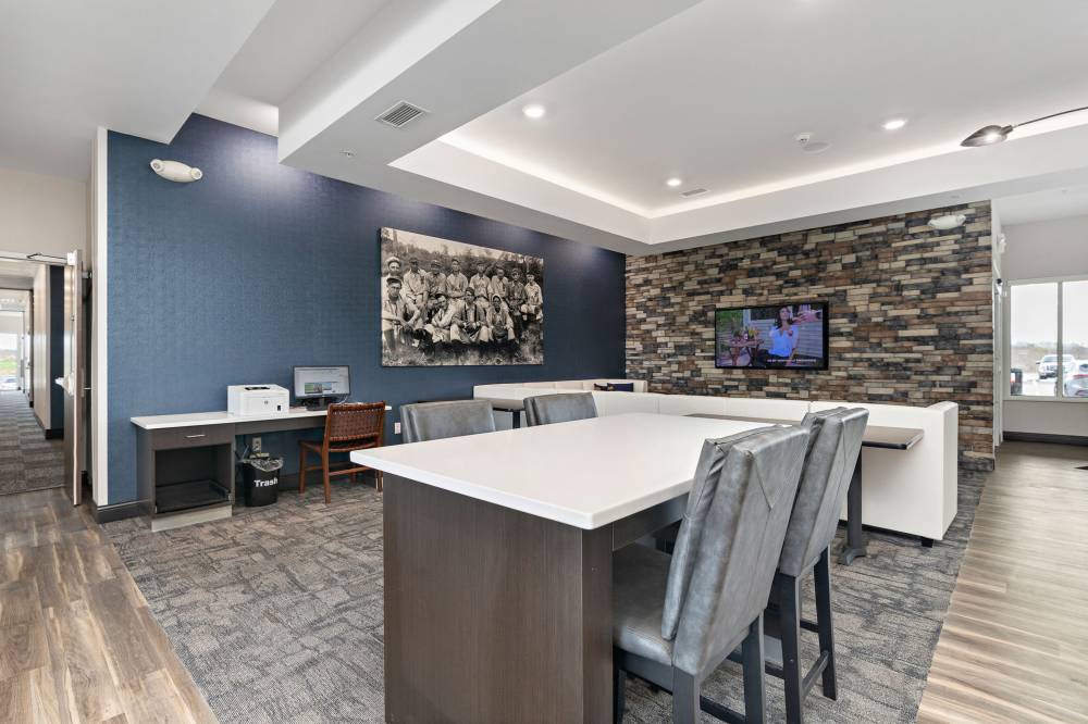 Holiday Inn Exp Parkville By Ihg 8