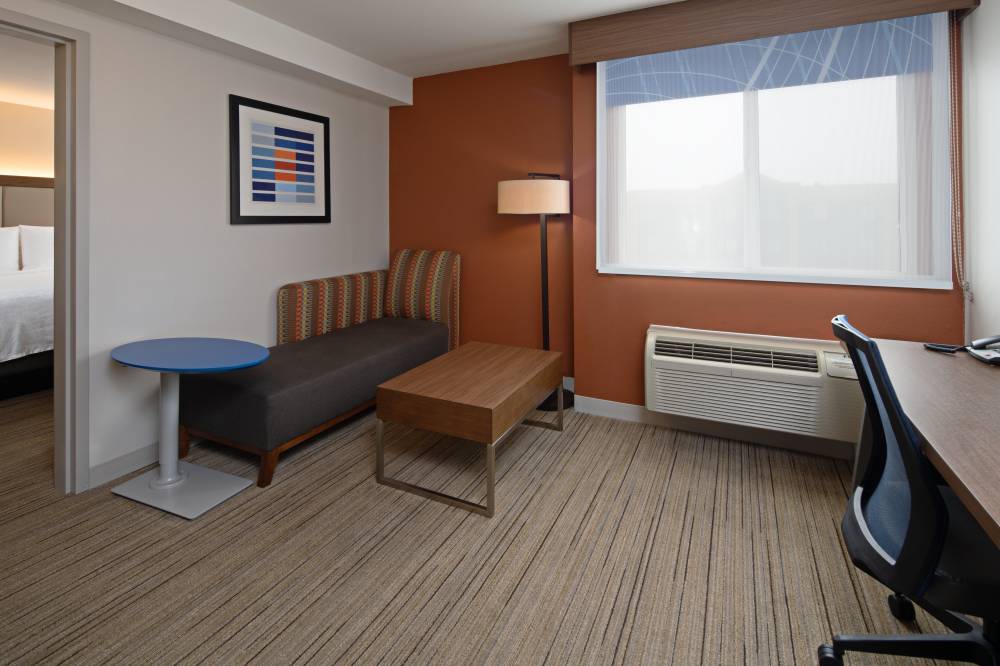 Holiday Inn Exp Ste Airport 6