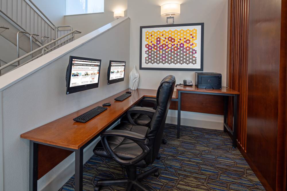 Holiday Inn Exp Ste Airport