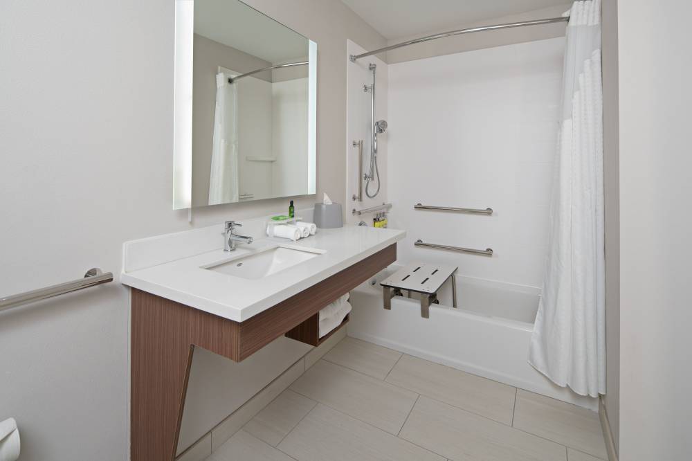 Holiday Inn Exp Ste Airport 7