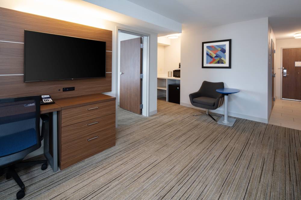 Holiday Inn Exp Ste Airport 4
