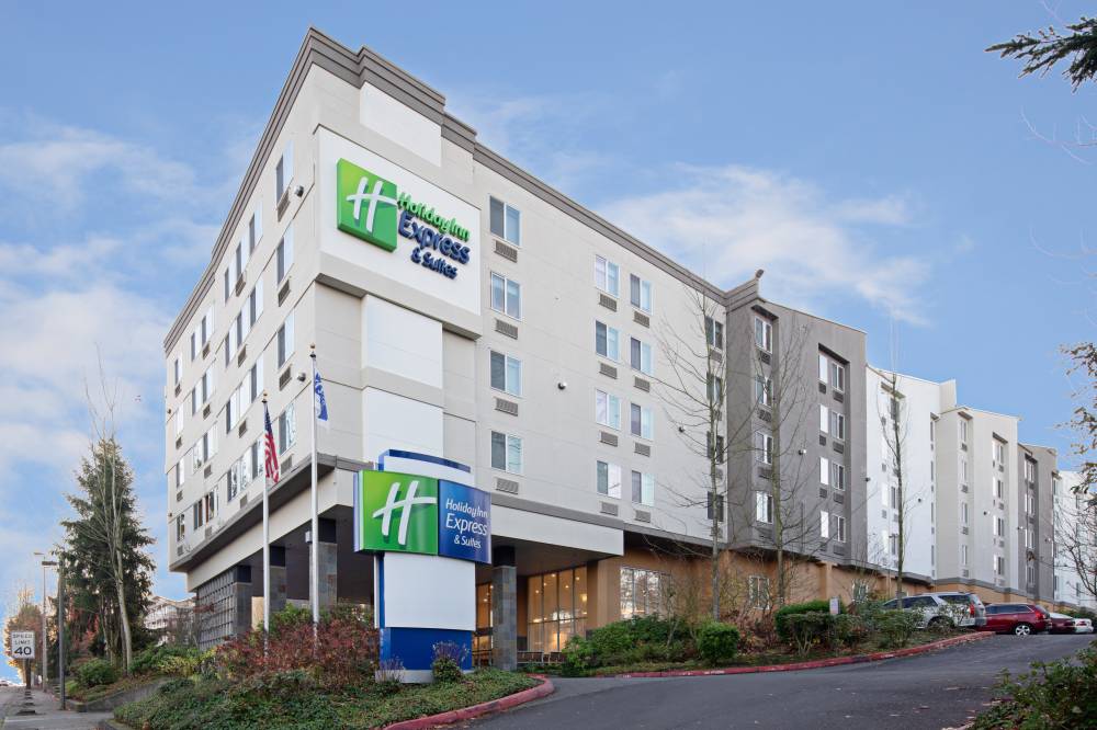 Holiday Inn Exp Ste Airport 8
