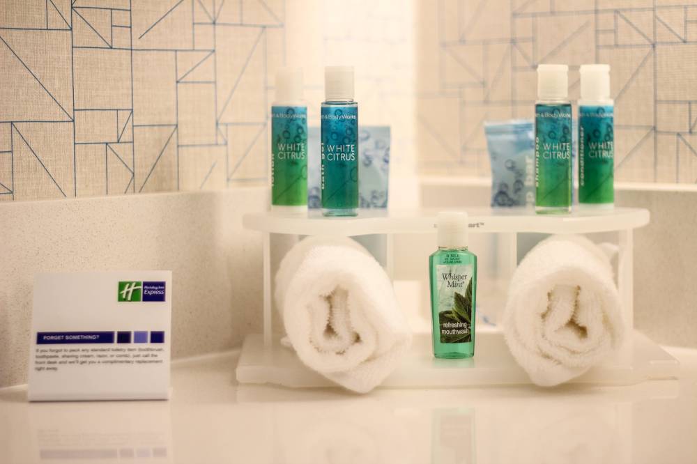 Holiday Inn Exp Stes Airport East 6