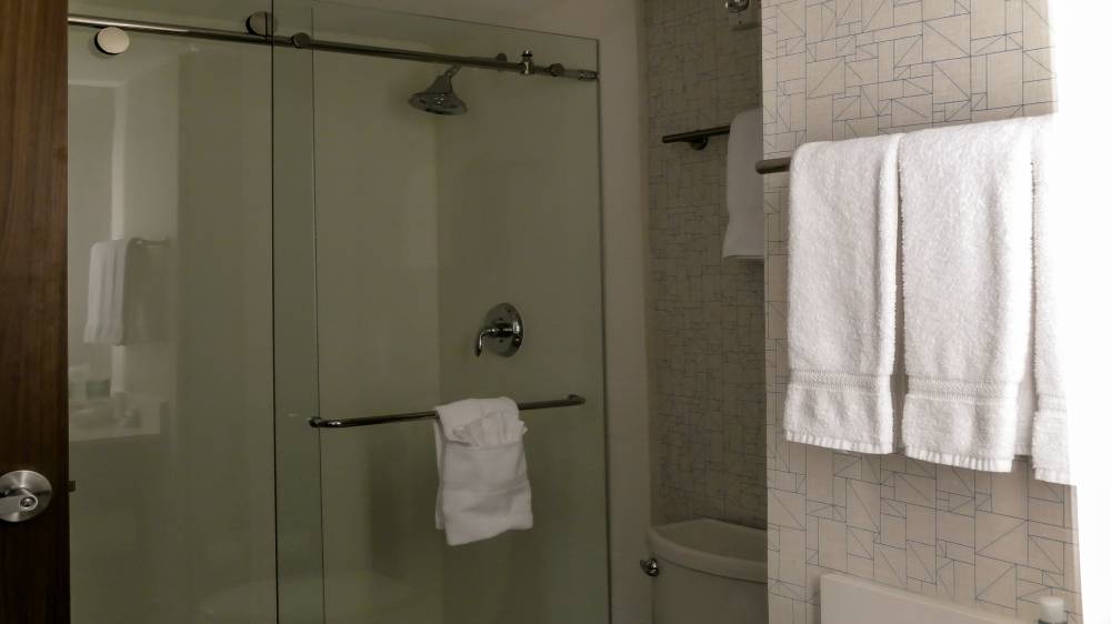 Holiday Inn Exp Stes Airport East 2