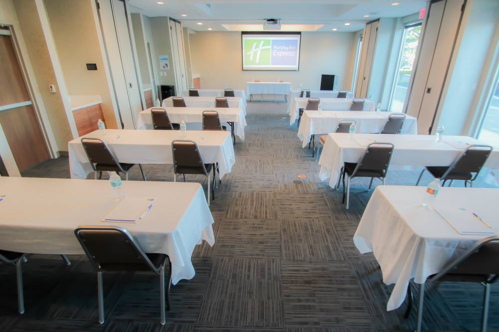 Holiday Inn Exp Stes Airport East 10