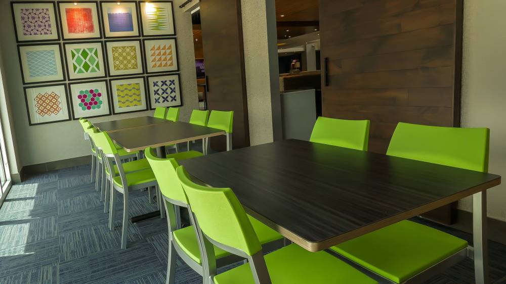 Holiday Inn Exp Stes Airport East 8