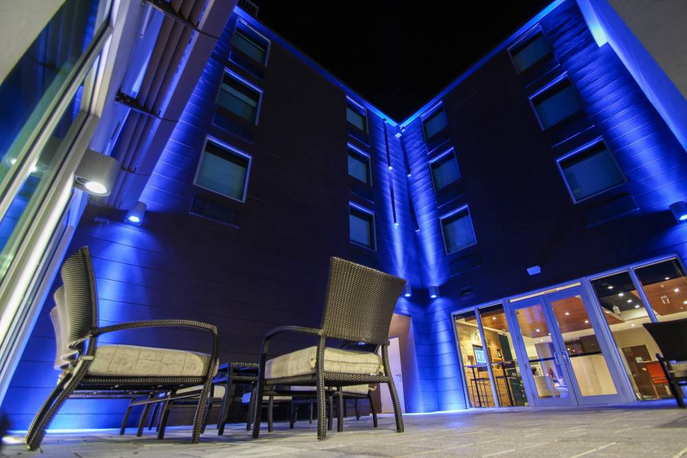 Holiday Inn Exp Stes Airport East 3