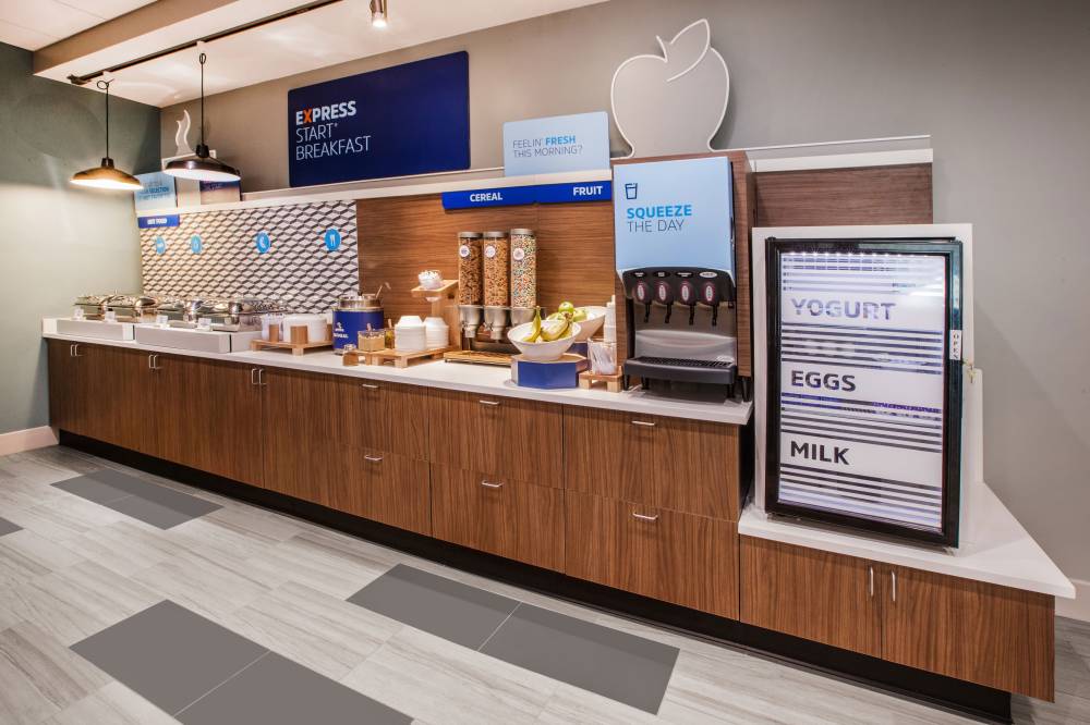 Holiday Inn Exp Stes Airport 9