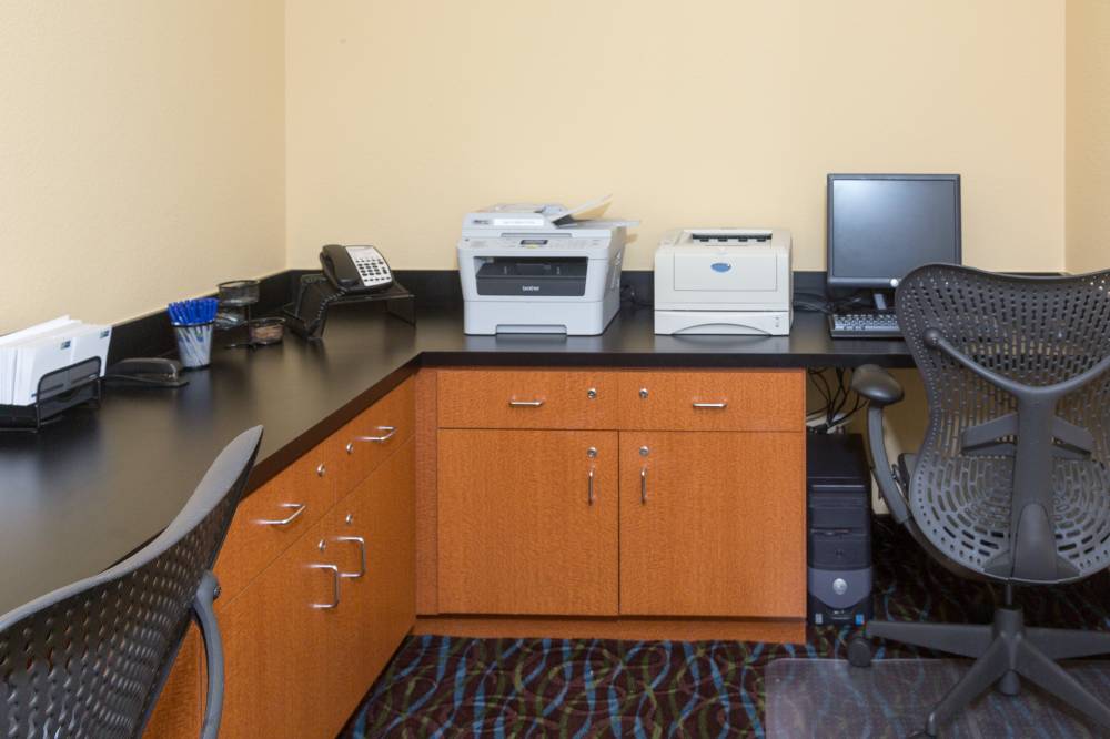 Holiday Inn Exp Stes Airport 1