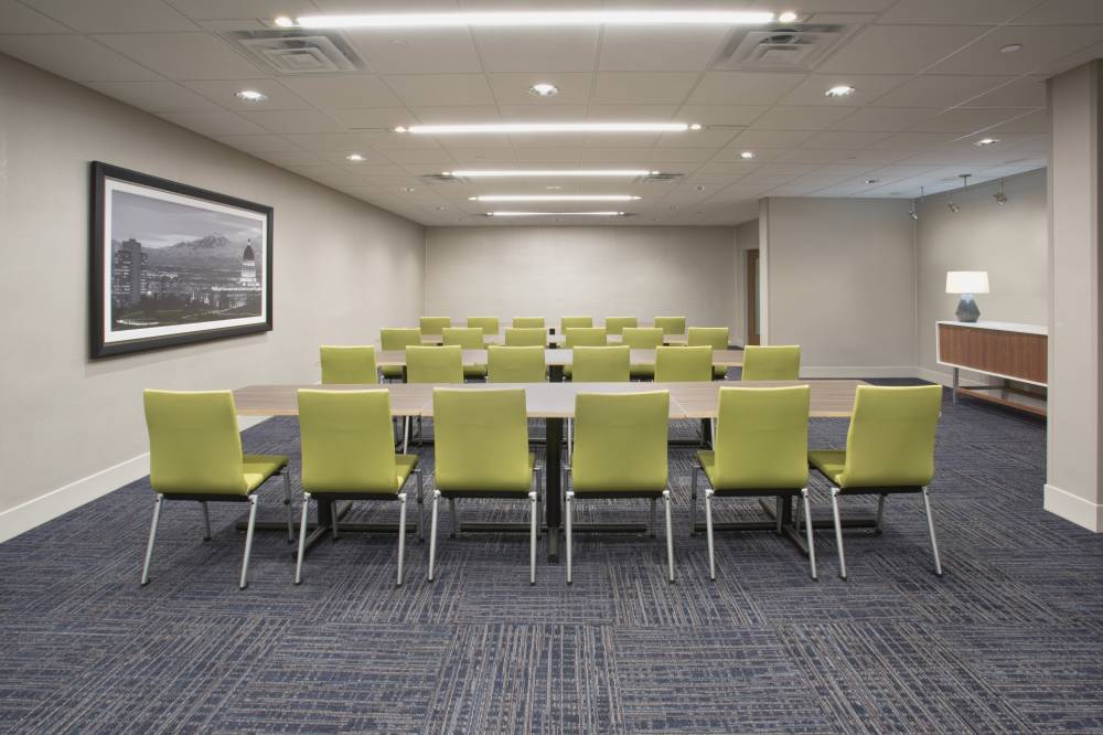 Holiday Inn Exp Stes Airport 2