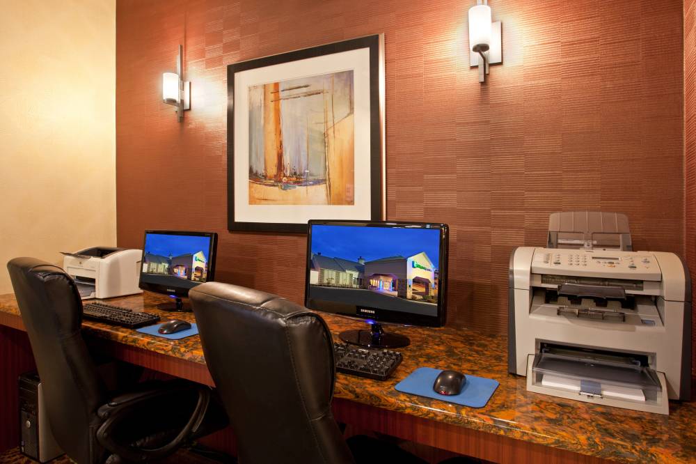 Holiday Inn Exp Stes Airport