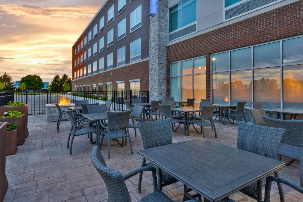 Holiday Inn Exp Stes Airport South 1