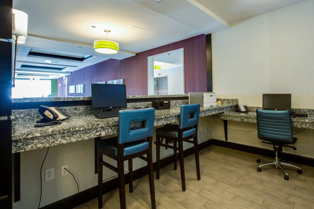 Holiday Inn Exp Stes Arpt Cc