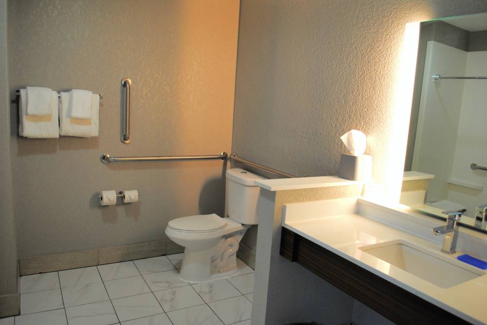 Holiday Inn Exp Stes Columbia City 4
