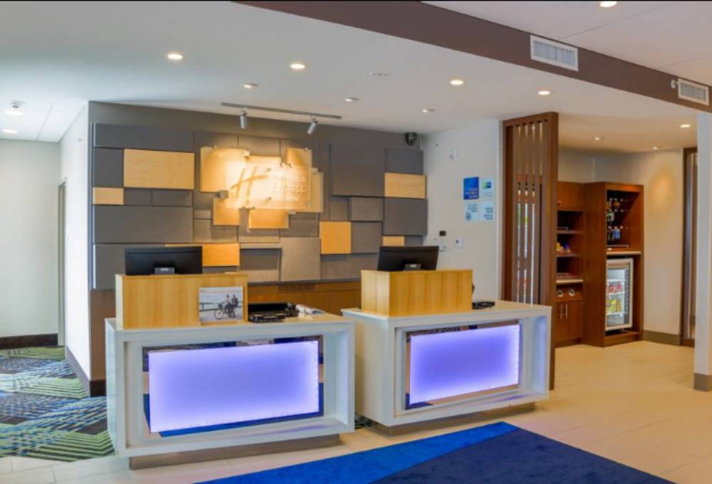 Holiday Inn Exp Stes Detroit North 6