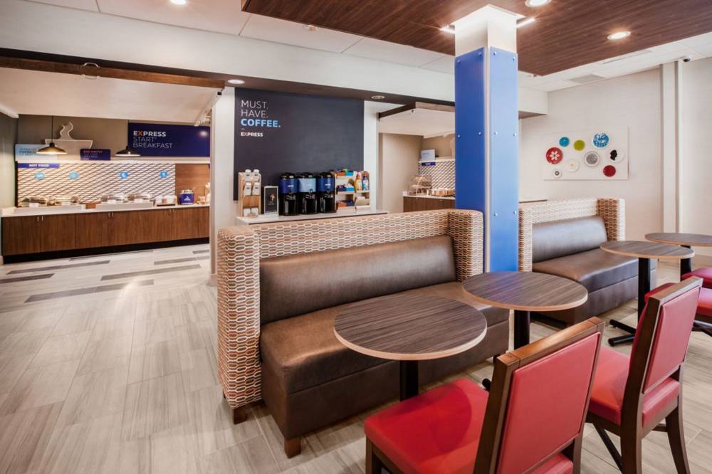 Holiday Inn Exp Stes Detroit North 7