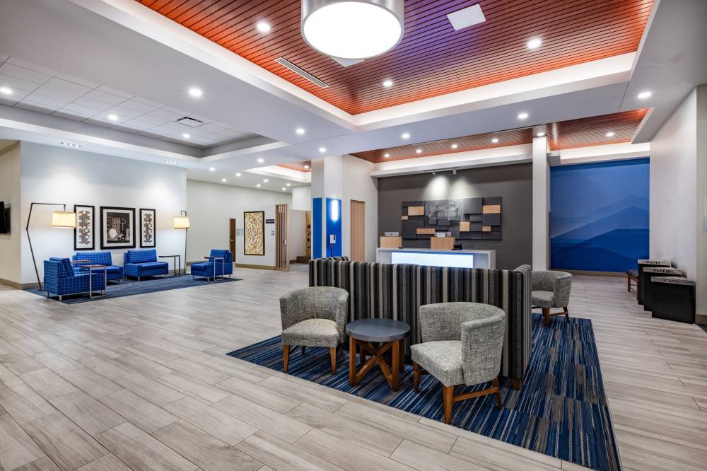 Holiday Inn Exp Stes Downtown 6