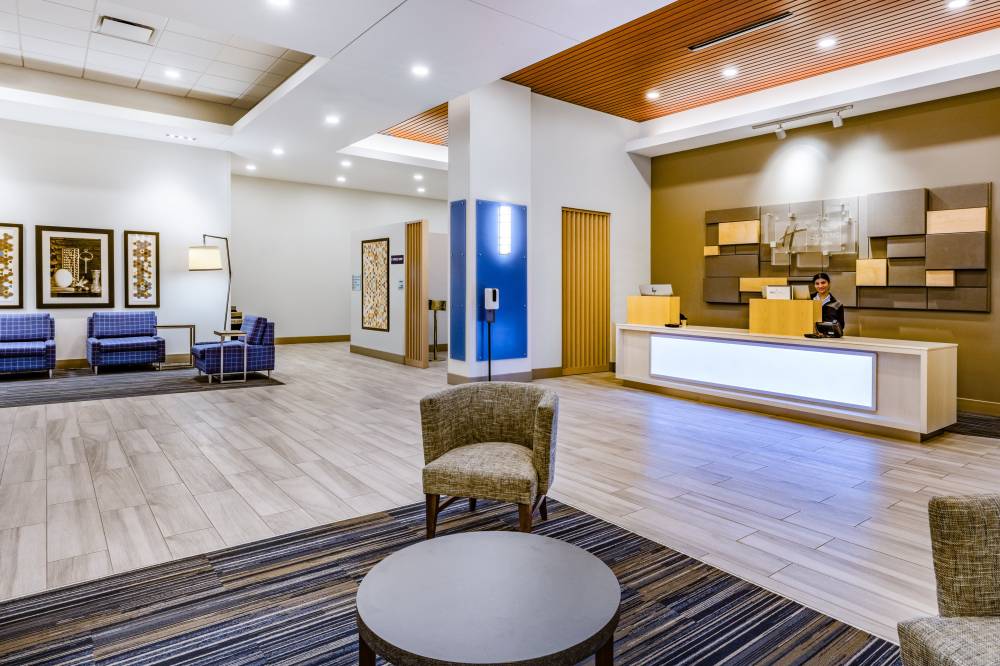 Holiday Inn Exp Stes Downtown 3