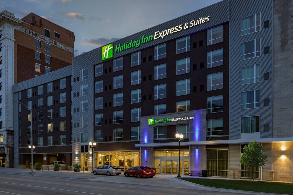 Holiday Inn Exp Stes Downtown 8