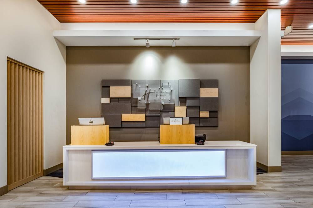 Holiday Inn Exp Stes Downtown 7
