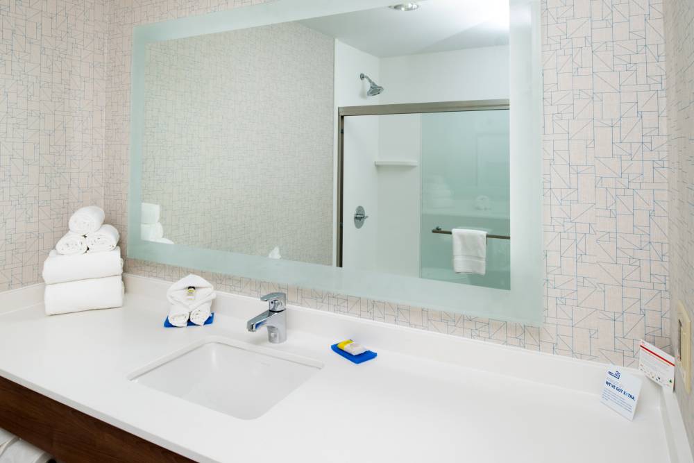 Holiday Inn Exp Stes Downtown West 1