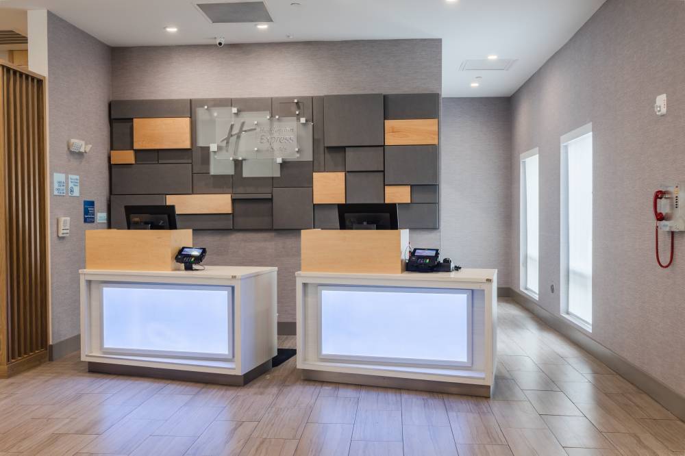 Holiday Inn Exp Stes Dwntwn The Vista 6