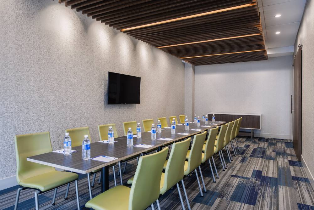 Holiday Inn Exp Stes East 9