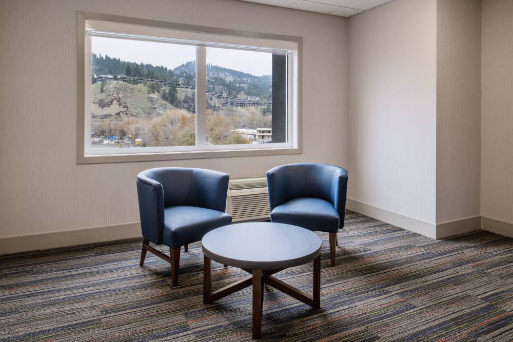 Holiday Inn Exp Stes East 3