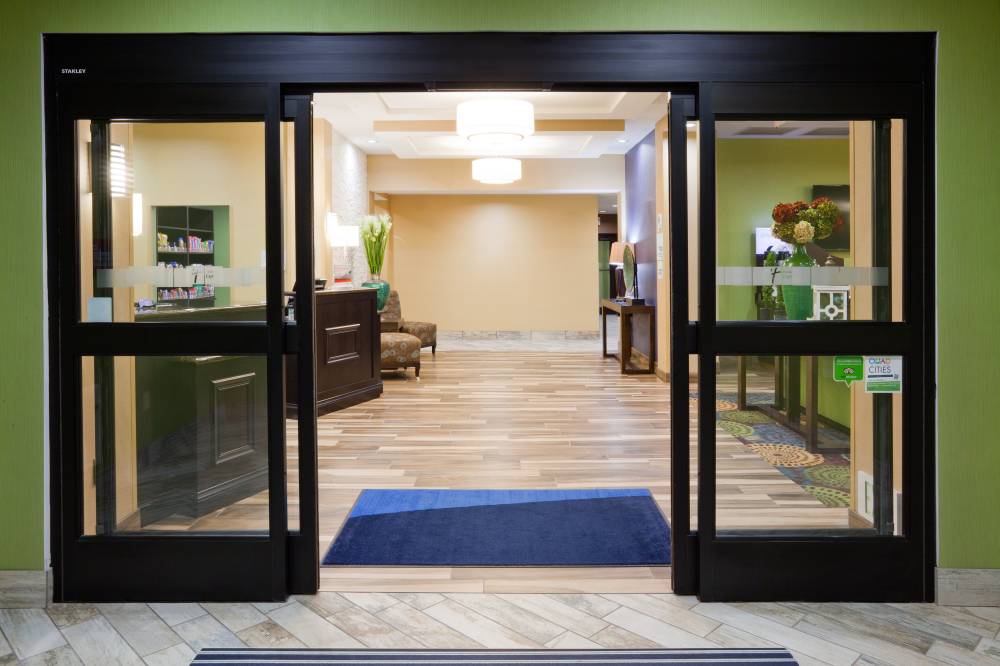 Holiday Inn Exp Stes 7