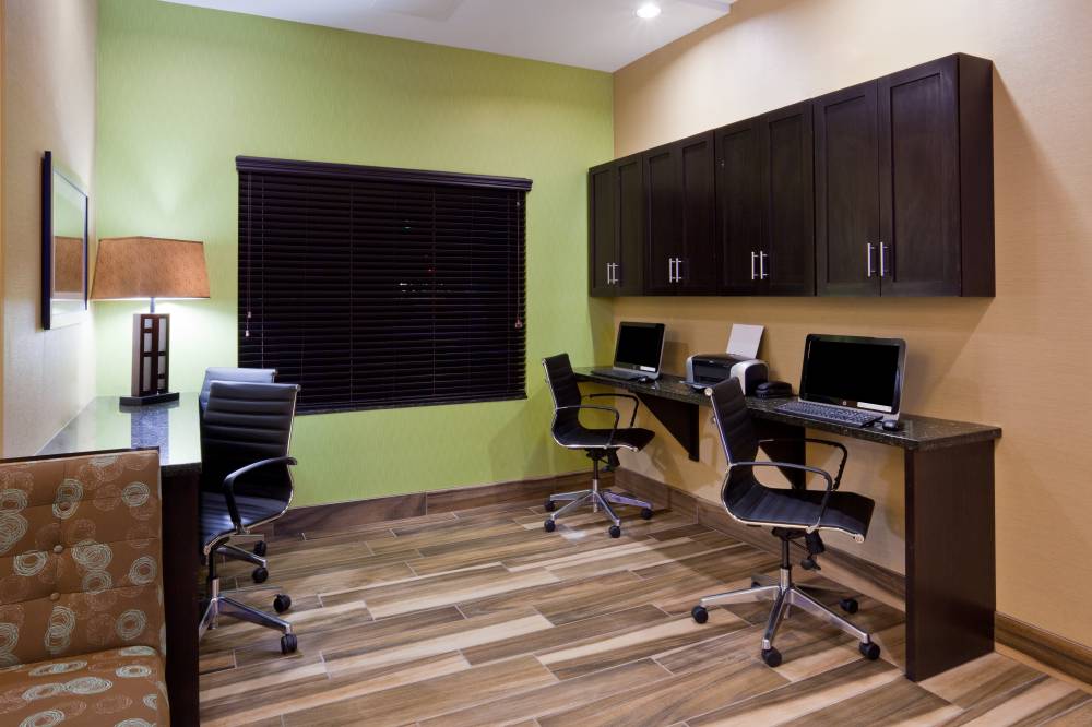 Holiday Inn Exp Stes 2