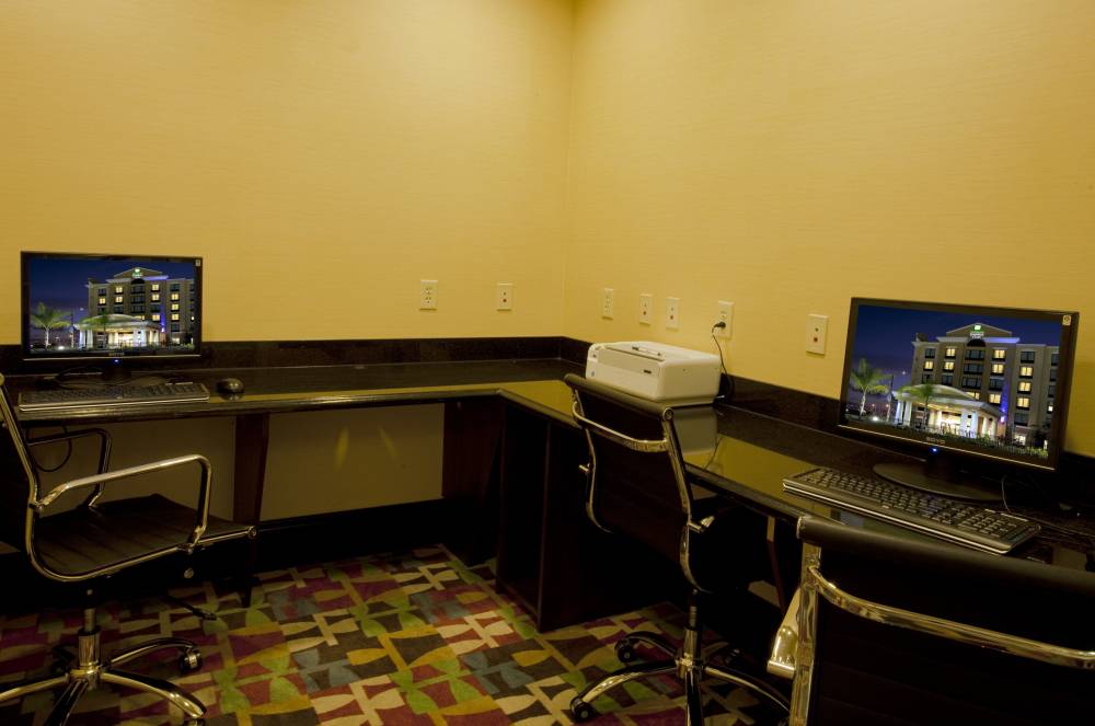 Holiday Inn Exp Stes Intl Driv 1