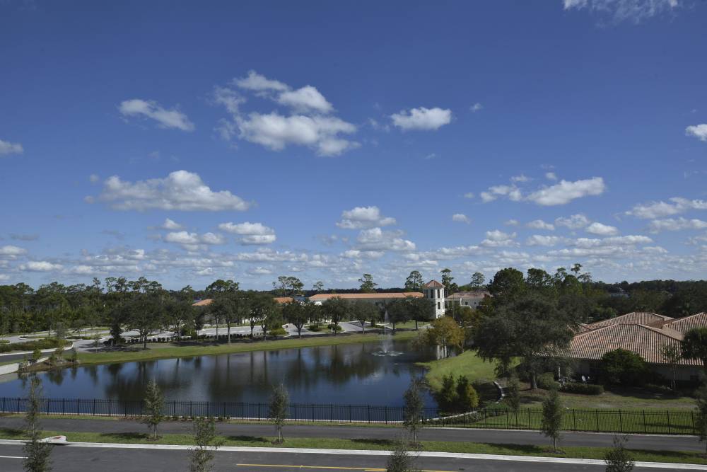 Holiday Inn Exp Stes Lake Nona 8
