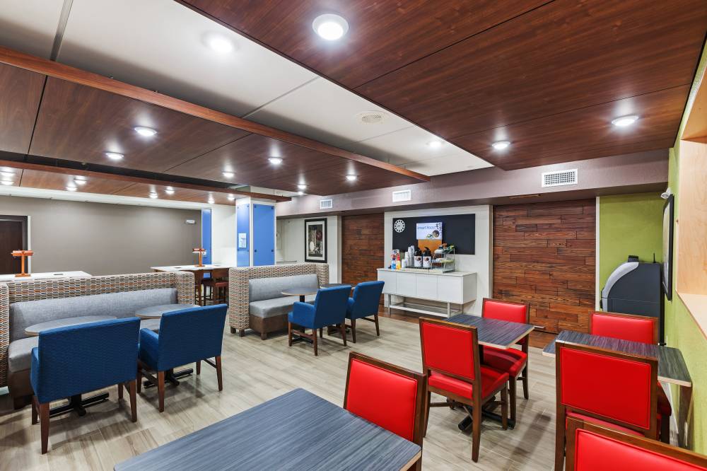 Holiday Inn Exp Stes Lewisvill 10