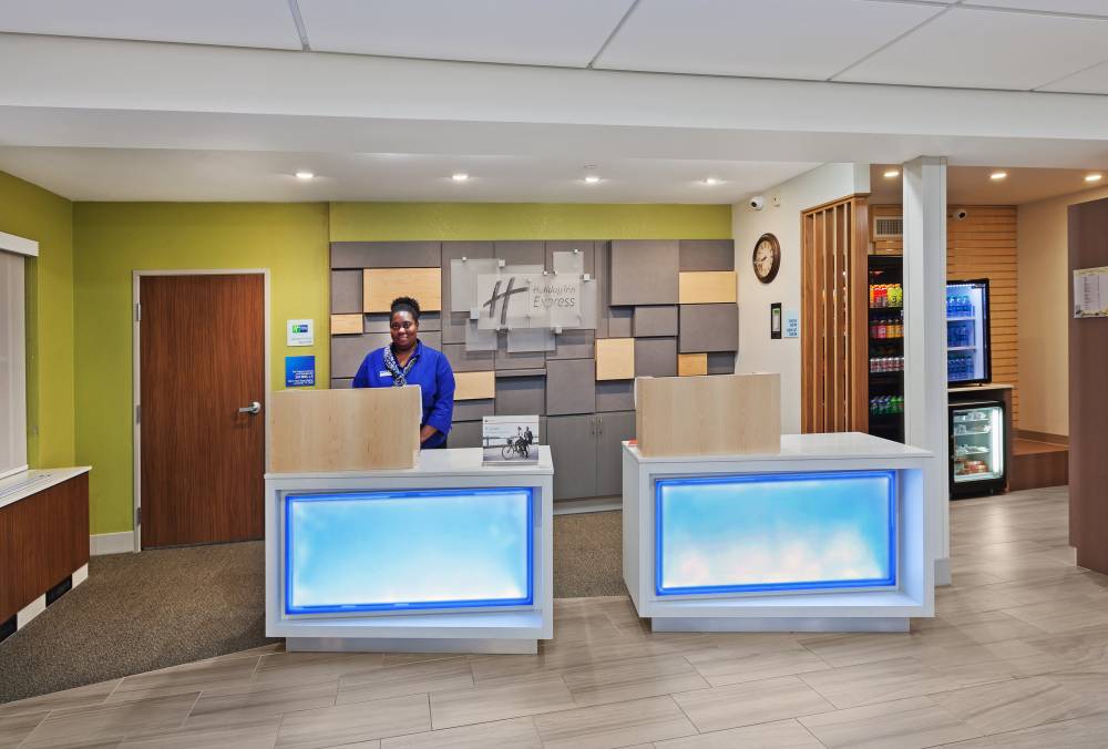 Holiday Inn Exp Stes Lewisvill 7