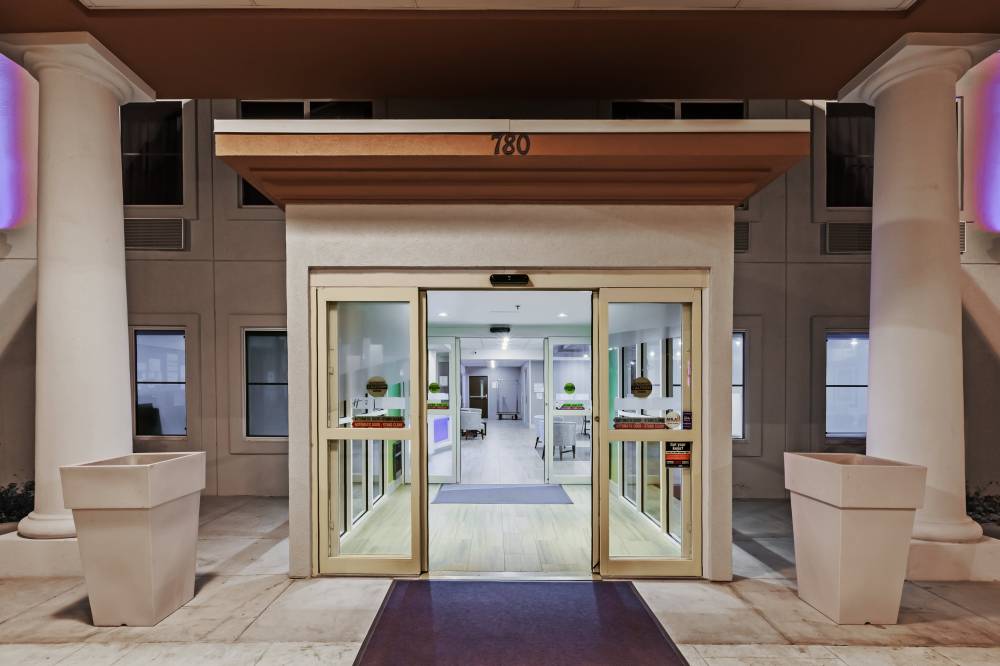 Holiday Inn Exp Stes Lewisvill 5