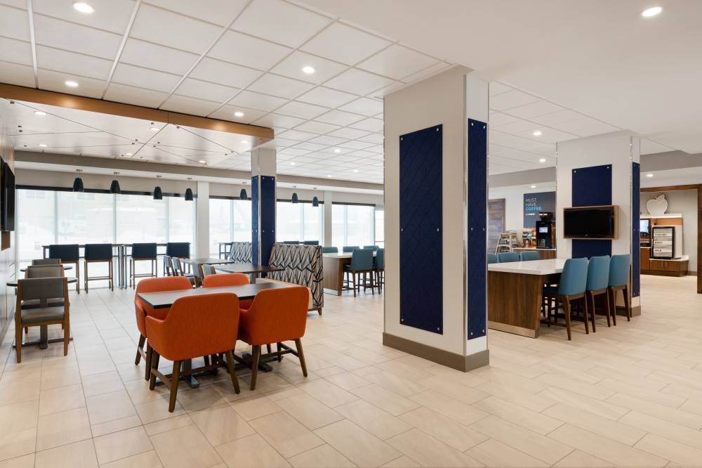 Holiday Inn Exp Stes Midtown By Ihg 9