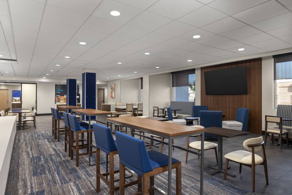 Holiday Inn Exp Stes Midtown By Ihg 5