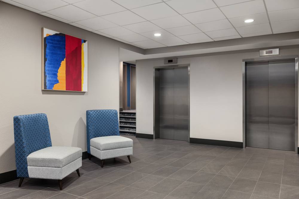 Holiday Inn Exp Stes Midtown By Ihg 9